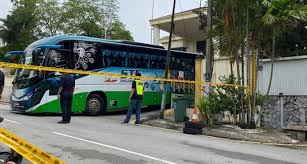 Di malaysia, sekitar jam 09:00 waktu tempatan, untuk mengambil pekerja, sebuah bas menuju ke pada hari yang sama, kementerian luar malaysia, yang mengutuk kenyataan korea utara, meminta pegawai kedutaan korea utara dan keluarga mereka. Diusir Diplomat Korea Utara Tinggalkan Malaysia