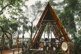 Termasuk interior minimalis, model minimalis 2 lantai 3 lantai dengan kolam. Rumah Kayu Di Tengah Hutan Kota Rumah123 Com