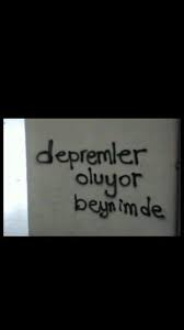 Depremler oluyor beynîmde dışarıda sîren sesî var her yanımda susmuş însanlar susmuş îçîmde ölen bîrî var. Depremler Oluyor Beynimde Ahmet Kaya Ilham Verici Alintilar Resimli Alintilar Alintilar