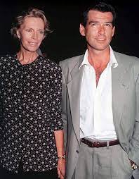 He once sold his portrait of bob dylan for a whopping £1.1million. 10 Fakten Uber Pierce Brosnan Die Viele Nicht Kennen