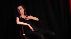 Emanuela fanelli esordisce al cinema nel 2015 con non essere cattivo di claudio caligari e poi seguono altre pellicole che la tengono spesso impegnata sul set. Emanuela Fanelli Come Cyrano Confidenze