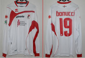 Il bari ha presentato stamattina a bedollo le tre nuove divise ufficiali per il prossimo campionato di serie c. Bari Home Maglia Di Calcio 2009 2010