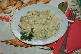 Le calim imrepuna cu putina apa, adaugam si vinul cand au scazut si adaugam patrunjelul tocat. Piept De Pui Cu Ciuperci Si Smantana Bunatati Culinare