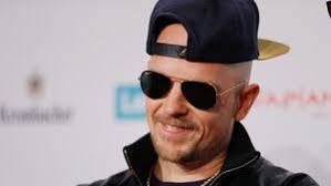 25 august 1976) is a german rapper, singer, songwriter, and producer whose stylistic range includes mainly hip hop, reggae, dub, and funk. Nicht Der Dino Jan Delay Nach The Masked Singer In Berlin Promiflash De