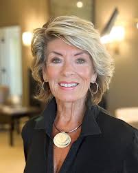 Nancy Munro's Instagram, Twitter & Facebook