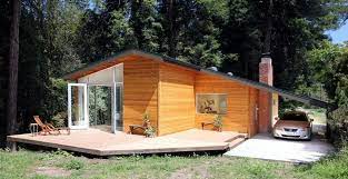Menggabungkan konsep rumah kayu khas jepang, desainnya menjadi lebih modern dengan adanya kaca sebagai bahan sebagian dinding, pintu, dan jendela. 10 Desain Rumah Kayu Minimalis Cocok Untuk Keluarga Milenial