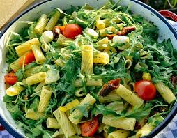 Bis auf das vegane pesto solltet ihr alle zutaten in jedem supermarkt finden. Italienischer Nudelsalat Mediterraner Nudelsalat Mit Rucola