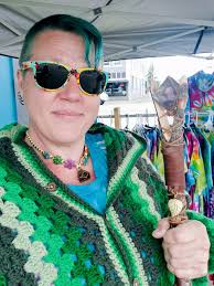 Guest artists Helena Welling and Juha Saarikko from the Iittala factory  made more of Oiva Toikka's iconic bird designs in the Amphitheater Hot Shop  today. Check out the annealed birds from yesterday's