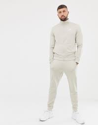 Ensemble de jogging nike air à bande blanche sur les épaulettes et le côté du pantalon lui offre un charme inouï. Survetement 928109 221 Synthetique Nike Pour Homme En Coloris Neutre Lyst