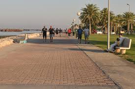 كورنيش جدة ، يقع في الجزء الغربي من المدينة والذي يمتد نحو 100 كيلومترا على طول ساحل البحر الأحمر. Ù„Ù‡Ø°Ù‡ Ø§Ù„Ø£Ø³Ø¨Ø§Ø¨ Ø£Ù‡Ø§Ù„ÙŠ Ø§Ù„Ù‚Ø·ÙŠÙ ÙŠØ°Ù‡Ø¨ÙˆÙ† Ø¥Ù„Ù‰ ÙƒÙˆØ±Ù†ÙŠØ´ Ø±Ø£Ø³ ØªÙ†ÙˆØ±Ø© Ø¬Ù‡ÙŠÙ†Ø© Ø§Ù„Ø¥Ø®Ø¨Ø§Ø±ÙŠØ©