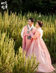 Umumnya banyak pria yang malu untuk menggunakan baju couple dengan banyak motif atau berwarna terang seperti pink, kuning, biru mudah, atau lainnya. Korean Traditional Clothes Couple Hanbok Bettlhanbok Marriage Sweet Picture Pakaian Romantis