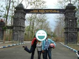 Kayangan api merupakan tempat wisata berupa api abadi di bojonegoro yang diyakini sudah ada sejak jaman majapahit. Pintu Masuk Kayangan Api Foto Kayangan Api Bojonegoro Tripadvisor