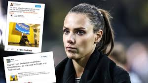 Sedlaczek ist die älteste tochter des schauspielers sven martinek und hat sechs halbgeschwister. Instagram Post Shitstorm Gegen Sky Reporterin Esther Sedlaczek Sportbuzzer De