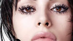 Hồi sinh” mascara vón cục chỉ bằng vài thao tác đơn giản
