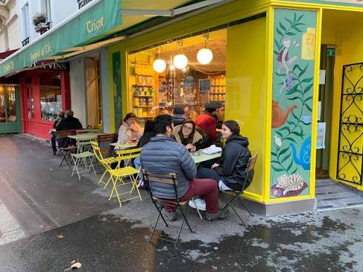 1 Rue de la Butte-aux-Cailles – Un charmant salon de thé et café tricot intimiste et coloré, devenu une véritable institution de la Butte-aux-Cailles.