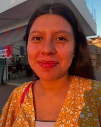 Vi una luz en tus ojitos Esos que a mí me miraron De una forma tan sensual  No recuerdo casi nada Solo que me perdí en ellos Y nada volvió a ser