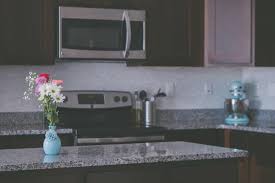 Sustituir encimera de aglomerado (imitación granito) por encimera de madera natural (pino). Como Reparar La Encimera De La Cocina Encimeras Cruz