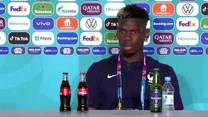 Paul pogba before attending to questions from journalists removed the bottle of heineken on the table and placed it underneath. Em 2021 Paul Pogba Entfernt Heineken Bierflasche Von Pressekonferenz