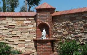 Dekorative Gartenmauer Aus Stein Blickfang Und Sichtschutz Steinmauer Garten Steinmauer Sichtschutz Garten