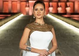 ولد كريم عبد العزيز في حي العجوزة في محافظة الجيزة، تربى على يد مخرج له تاريخ في السينما المصرية، فوالده المخرج الكبير محمد عبد العزيز. 7uqrergtzxsjim