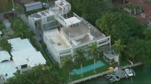 Lil' wayne's house in his hometown of kenner, la is estimated to be worth $1.9 million. Police Raid Lil Wayne S Miami Beach Mansion Youtube
