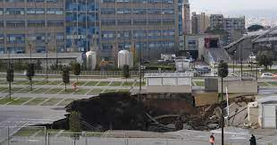L'enorme voragine che si è creata ha inghi. Napoli Voragine All Ospedale Del Mare Perizie Per Accertare Il Disastro Colposo Il Sole 24 Ore