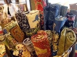Pakaian ini bisa digunakan dalam kantor dan juga bisa dikenakan oleh wanita berhijab. Batik Tasikmalaya Produksi Batik Samping Stabil