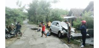 Teuku umar no.3, kadipaten, kec. Hindari Orang Terjatuh Avanza Tabrak Beton Cor Di Ngasem Bojonegoro Teras Jatim