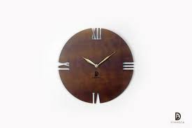 ساعة حائط راقية بالأرقام اللاتينية والتي هي من أجمل أشكال الأرقام تصميم الساعة في غاية البساطة والرقي في نفس الوقت وهو عبارة عن تفرين ل Wall Clock Clock Wall