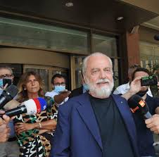 Con organizzazione, aggressività e ritmo chiude tutti gli spazi e riparte ad alta velocità. Rai Giocatori Del Napoli Furiosi De Laurentiis Non Paga Gli Stipendi Da Luglio