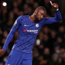 Antonio rüdiger (geboren op 3 maart 1993) is een duitse professionele voetballer die speelt als zijn vader, matthias rüdiger, is een duits staatsburger van afrikaanse afkomst , terwijl. Rudiger Konkrete Gesprache Mit Zwei Klubs