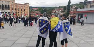 Bordered by croatia to the north, west and south, serbia to the east, and montenegro to the south, bosnia and herzegovina is almost landlocked, except for 26 kilometres of the adriatic sea coastline, centered around the town of neum. Bosna Hersek Te Filistin E Destek Gosterisi