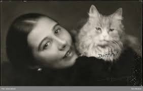 Nancy Næss og katten "Dotten". -Oslo Museum