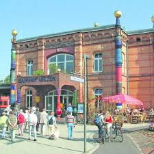 Der bahnhof uelzen ist ein kreuzungsbahnhof in der hansestadt uelzen am ostrand der lüneburger heide im nordosten niedersachsens. Hundertwasser Bahnhof Wird Dieses Jahr Zehn Jahre Alt Richtig Gefeiert Wird 2011 Stadt Uelzen