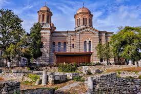 Patrimoniul catedralei sfintii petru si pavel include icoane vechi, printre care si o icoana facatoare de minuni a maicii domnului, evanghelii, epitafuri, obiecte de cult confectionate din materiale pretioase, dar si moastele a trei sfinti. Catedrala Din ConstanÈ›a È™i PoveÈ™tile Ei Picturile Au Fost RefÄƒcute DupÄƒ Ce Un Artist È™i A Pictat Iubita Ca Fiind MuceniÈ›Äƒ Descopera Dobrogea