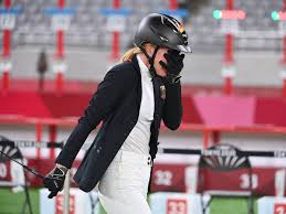 A bizarre rule in modern pentathlon has left an athlete in tears, after she plummeted from the gold medal position to last place. Msdadbbvmuduxm