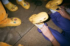 30.09.2020 · the bad bunny crocs,. Justin Bieber X Crocs Classic Clogs Online Now Grailify