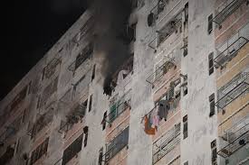 Jun 23, 2021 · 石硤尾白田邨發生火警。今晨(23日)9時33分，白田邨11座一單位起火，有煙由窗戶冒出，一度傳出爆炸聲響，驚動邨內居民報警。消防迅速到場架起雲梯，向單位內射水灌救，35分鐘後將火救熄，又派出搜救隊協助大廈住客疏散，並搜索事發單位。 Quervfhqwv3zgm