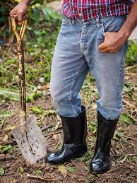 Agricultor Em Botas Borracha Ficar Em A Campo Foto Premium