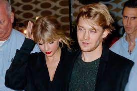 The fact that some of her friends are successful models, actresses, and singers has also attracted attention. Taylor Swift Bild Im Brautkleid Wirft Fragen Auf Gala De