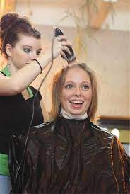 la coiffeuse est tondue glatze frisuren friseurin