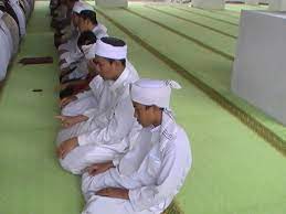 Ada pondok pesantren tahfidz yang menawarkan program khusus hafalan quran saja tanpa ada tambahan pelajaran lain. Maahad Tahfiz Darul Quran Wal Qira At Repek Pasir Mas Kelantan