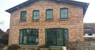 haus auf rugen roter klinker grune fensterrahmen rundbogen fassade haus haus hauser klinker