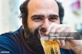 Adam Bira Içiyor Yakışıklı Adam Barda Otururken Bira Içme Yan Görünüm Sayaç  Stok Fotoğraflar & ABD'nin Daha Fazla Resimleri