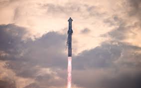 Starship de SpaceX se desintegra en vuelo y causa daños en su trayectoria