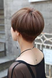 We love the way that this mushroom haircut is round all over, creating height and volume, that begs to be tousled. Back View Of Cute Short Japanese Haircut Back View Of Bowl Mushroom Haircut Hairstyles Weekly Short Hair Back Short Wedge Hairstyles Stacked Hairstyles