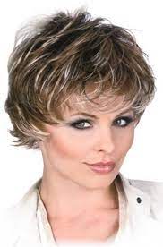 frisuren kurz gestuft stufenschnitt mit pony kurz kurze haarfarbe aschblond haarfarbemitteln