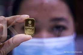 Harga emas antam yang naik hari ini selaras dengan harga emas dunia yang terangkat 11,3 dolar as atau 0,62 persen menjadi ditutup pada 1.830,20 dolar as per ounce. Harga Emas Antam Turun Ini Potensi Untung Rugi Para Investor