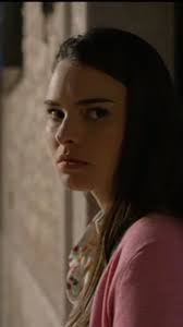 Pablo sbircia dalla porta aperta di Habiba e vede le ferite che la donna ha  sulla schiena