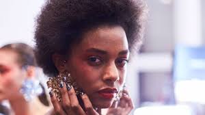 L'afro courte esprit tie dye. Comment Stimuler La Pousse Des Cheveux Crepus L Express Styles